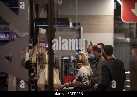 BELGRAD, SERBIEN - 27. OKTOBER 2020: Massen von Kunden, die an die Kasse des Supermarkts mit Atemmaske in Belgrad eilen, während Stockfoto