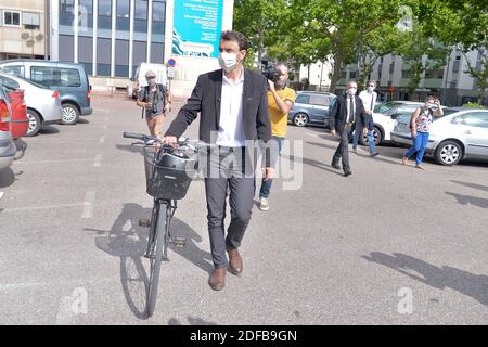 Gregory Doucet, EELV (Europe Ecologie Les Verts) Kandidat für Kommunalwahlen gibt am 28. Juni 2020 in Lyon, Frankreich, seine Stimme ab. Foto von Julien Reynaud/APS-Medias/ABACAPRESS.COM Stockfoto