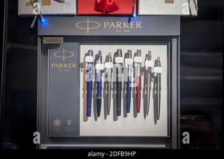 BELGRAD, SERBIEN - 8. NOVEMBER 2020: Parker Logo auf Kugelschreiber und Füllfederhalter der Marke zum Verkauf. Parker Pen Company ist eine amerikanische Firma selli Stockfoto