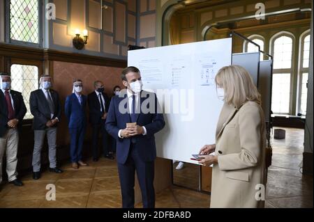 Der französische Präsident Emmanuel Macron und die Frau des französischen Präsidenten Brigitte Macron, die eine Gesichtsmaske trägt, treffen am 28. Juni 2020 in einem Wahllokal in Le Touquet, Nordfrankreich, ein, um für die zweite Runde der Bürgermeisterwahlen zu stimmen. Foto von Eliot Blondt/ABACAPRESS.COM Stockfoto