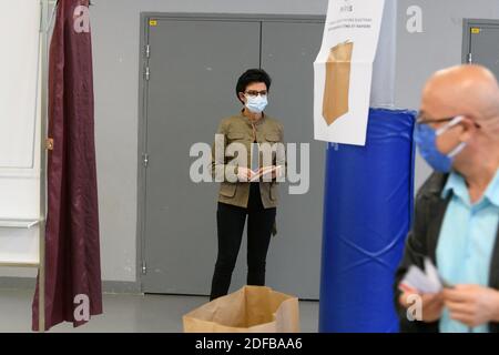 Rachida Dati Mitglied der französischen rechten Partei Les Republicains (LR) und Kandidatin bei den bevorstehenden Bürgermeisterwahlen 2020 Rachida Dati kommt, um am 28. juni 2020 im 11. Bezirk von Paris für die zweite Runde der Bürgermeisterwahlen in Paris, Frankreich, zu stimmen. Foto von Jcques Witt/Pool/ABACAPRESS.COM Stockfoto