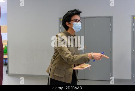 Rachida Dati Mitglied der französischen rechten Partei Les Republicains (LR) und Kandidatin bei den bevorstehenden Bürgermeisterwahlen 2020 Rachida Dati kommt, um am 28. juni 2020 im 11. Bezirk von Paris für die zweite Runde der Bürgermeisterwahlen in Paris, Frankreich, zu stimmen. Foto von Jcques Witt/Pool/ABACAPRESS.COM Stockfoto