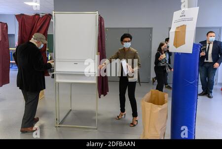 Rachida Dati Mitglied der französischen rechten Partei Les Republicains (LR) und Kandidatin bei den bevorstehenden Bürgermeisterwahlen 2020 Rachida Dati kommt, um am 28. juni 2020 im 11. Bezirk von Paris für die zweite Runde der Bürgermeisterwahlen in Paris, Frankreich, zu stimmen. Foto von Jcques Witt/Pool/ABACAPRESS.COM Stockfoto