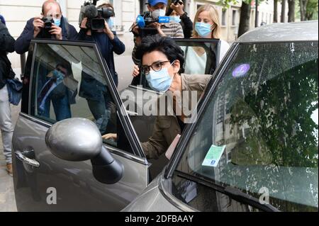 Rachida Dati Mitglied der französischen rechten Partei Les Republicains (LR) und Kandidatin bei den bevorstehenden Bürgermeisterwahlen 2020 Rachida Dati kommt, um am 28. juni 2020 im 11. Bezirk von Paris für die zweite Runde der Bürgermeisterwahlen in Paris, Frankreich, zu stimmen. Foto von Jcques Witt/Pool/ABACAPRESS.COM Stockfoto