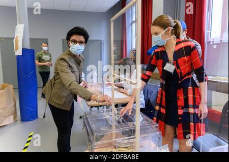 Rachida Dati Mitglied der französischen rechten Partei Les Republicains (LR) und Kandidatin bei den bevorstehenden Bürgermeisterwahlen 2020 Rachida Dati kommt, um am 28. juni 2020 im 11. Bezirk von Paris für die zweite Runde der Bürgermeisterwahlen in Paris, Frankreich, zu stimmen. Foto von Jcques Witt/Pool/ABACAPRESS.COM Stockfoto