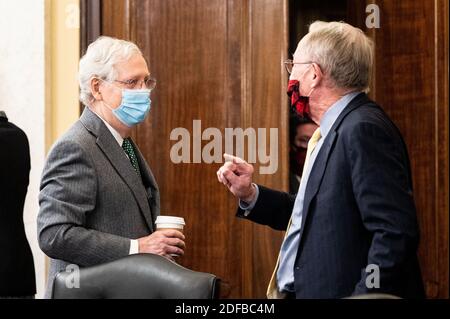 Washington, Usa. Dezember 2020. Der Mehrheitsführer des Senats, Mitch McConnell (R-KY), spricht mit dem US-Senator Lamar Alexander (R-TN) bei einer Sitzung des Senats-Reglement- und Verwaltungsausschusses. Kredit: SOPA Images Limited/Alamy Live Nachrichten Stockfoto