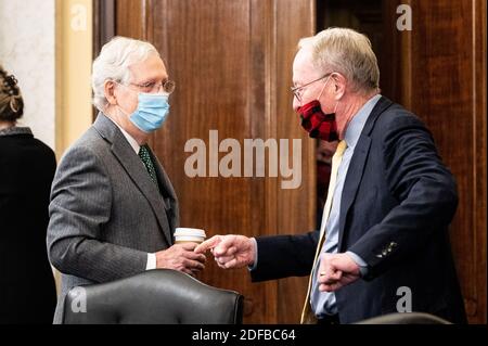 Washington, Usa. Dezember 2020. Der Mehrheitsführer des Senats, Mitch McConnell (R-KY), spricht mit dem US-Senator Lamar Alexander (R-TN) bei einer Sitzung des Senats-Reglement- und Verwaltungsausschusses. Kredit: SOPA Images Limited/Alamy Live Nachrichten Stockfoto