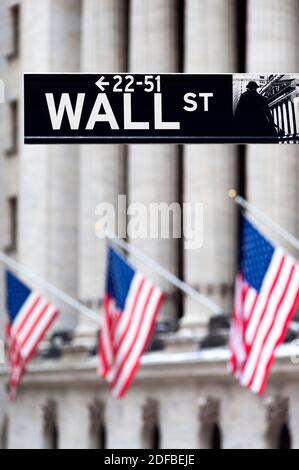 Wandschild mit amerikanischen Flaggen und der NYSE Stockfoto