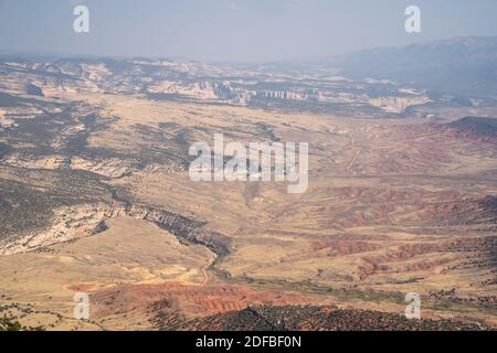 Trüber, verschmutzter, schlechter Luftqualitäthimmel über dem Canyon des Dinosaur National Monument Colorado Stockfoto