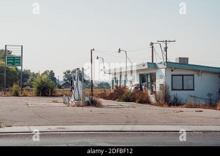 Vernal, Utah - 20. September 2020: Alte verlassene Tankstelle, Sinclair, am Straßenrand Stockfoto