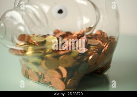 Sparschwein mit Euro-Münzen Stockfoto