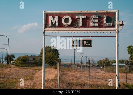 Vernal, Utah - 20. September 2020: Rostiges, altes Motel Neon-Schild, mit einem Vintage-Farbfernseher von RCA Plakette Stockfoto