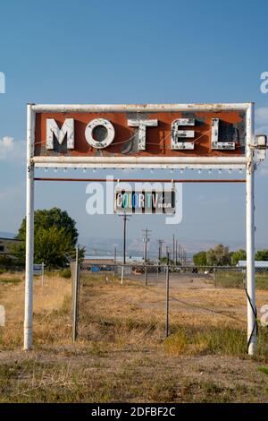 Vernal, Utah - 20. September 2020: Rostiges, altes Motel Neon-Schild, mit einem Vintage-Farbfernseher von RCA Plakette Stockfoto