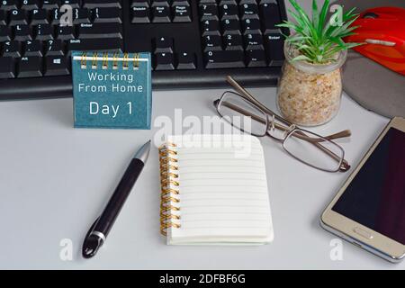 Home Office Schreibtisch mit Schreibtisch, Zubehör und Text auf blauer Note geschrieben. Work from Home Konzept Stockfoto
