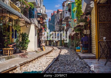 Hanoi Bahnhof Street, Old House und Eisenbahn in Hanoi, Vietnam Stockfoto