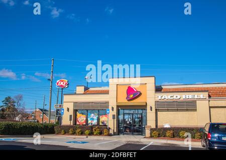 Augusta, GA USA - 12 03 20: Taco Bell Gebäude Seitenansicht Stockfoto