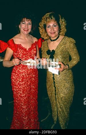 Washington DC. USA, 14. Mai 1988 die ehemalige Verkehrsministerin Elizabeth (Liddy) Dole und Elizabeth Naltchayan genießen Eiscreme-Dessert beim American Cancer Ball Fund Raiser im Washington Hilton Hotel Stockfoto