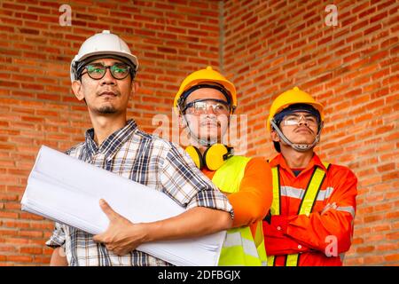 Teamarbeit Bau, Gruppenportrait von professionellen Ingenieur oder Architekt und Bauarbeiter auf der Baustelle. Stockfoto