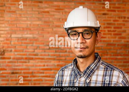 Portrait eines professionellen Ingenieurs oder Architekten auf der Baustelle. Stockfoto