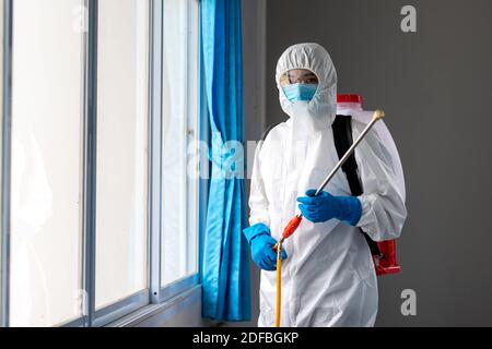 Porträt eines Mannes mit PSA Halten Sie einen Spay, um Diffusion Coronavirus Schutzanzug zu verhindern, Covid-19 nCov2019 Spread Prevention Stockfoto