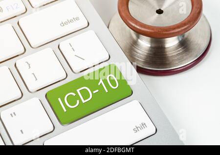 Internationale Klassifikation der Krankheiten und verwandter Gesundheitsprobleme 10. Revision oder ICD-10 und Stethoskop medizinische auf der Computertastatur. Stockfoto