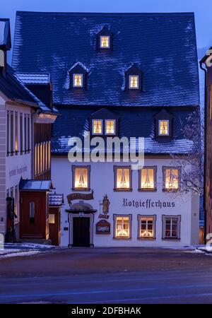 Oberwiesenthal, Deutschland. Dezember 2020. Die Weihnachtslichter erleuchten das Gaushaus Rotgießerhaus. In keinem anderen Bundesland breitet sich die Corona-Pandemie derzeit so schnell aus wie in Sachsen. Daher sind jetzt strengere Maßnahmen in Kraft, einschließlich anfänglicher Beschränkungen. Alle Weihnachtsmärkte und Bergparaden sind abgesagt. Quelle: Jan Woitas/dpa-Zentralbild/ZB/dpa/Alamy Live News Stockfoto