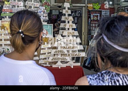 Buenos Aires, Bundeshauptstadt, Argentinien. Dezember 2020. Nach Angaben der argentinischen Katholischen Universität sind 44.2% der Argentinier arm und die Arbeitslosigkeit erreicht bereits 14.2%.Es ist bereits Dezember und die Weihnachtsferien nähern sich, gehen die Menschen zu Unternehmen auf der Suche nach günstigen Preisen, um ihre Häuser zu dekorieren und zu schmücken. Quelle: Roberto Almeida Aveledo/ZUMA Wire/Alamy Live News Stockfoto