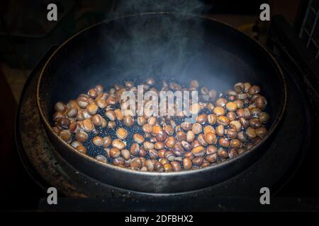 Geröstete Kastanien auf den Straßen in Yokohamas Chinatown. Stockfoto