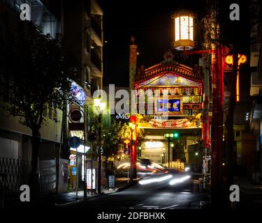 Eines der vielen Torii-Tore in Chinatown in Yokohama, Japans zweitgrößter Stadt. Stockfoto