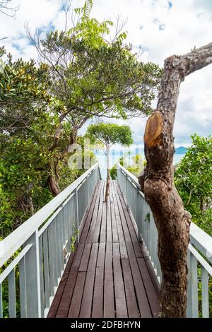 Gehweg zum oberen Aussichtspunkt der Koh Hong Insel neues Wahrzeichen zu sehen wunderschöne Landschaft 360 Grad in der Provinz Krabi, Thailand. Stockfoto