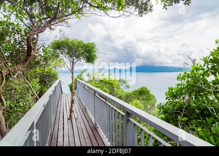 Gehweg zum oberen Aussichtspunkt der Koh Hong Insel neues Wahrzeichen zu sehen wunderschöne Landschaft 360 Grad in der Provinz Krabi, Thailand. Stockfoto