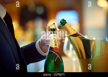 Champagner wurde in ein Glas gegossen Stockfoto