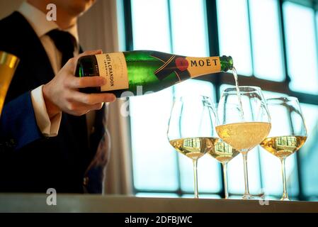 Champagner wurde in ein Glas gegossen Stockfoto
