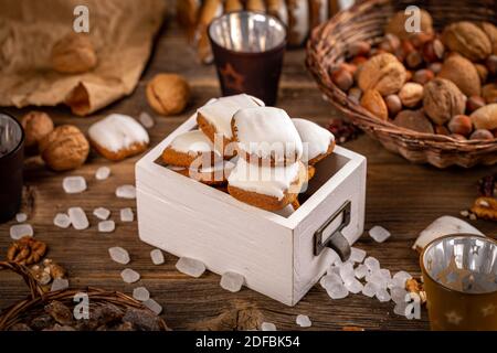 Stillleben von quadratischen Lebkuchen in Zuckerglasur Stockfoto