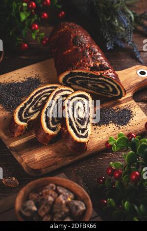 Rolle mit Mohn, hausgemachten Mohn Brot auf Holzbrett Stockfoto