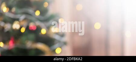 Blur Weihnachtsbaum mit Bokeh von dekorativen Licht, festliche Panorama-Banner Hintergrund Stockfoto