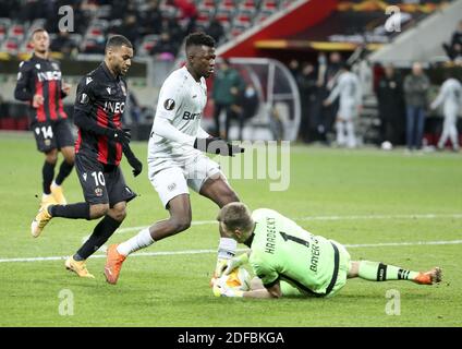 Alexis Claude-Maurice aus Nizza, Edmond Tapsoba von Bayer Leverkusen, Torhüter von Bayer Leverkusen Lukas Hradecky während der UEFA / LM Stockfoto