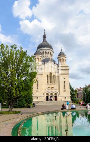 Menschen hängen um die Dormition der Kathedrale von Theotokos in Cluj-Napoca, Rumänien Stockfoto