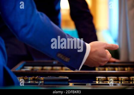 Ein Spiel von Backgammon wurde mit Nahaufnahmen von gespielt Hände und Würfel Stockfoto
