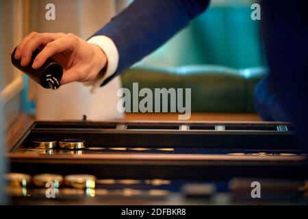 Ein Spiel von Backgammon wurde mit Nahaufnahmen von gespielt Hände und Würfel Stockfoto