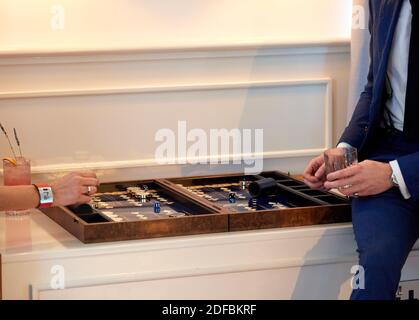 Ein Spiel von Backgammon wurde mit Nahaufnahmen von gespielt Hände und Würfel Stockfoto