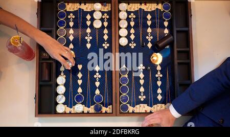 Ein Spiel von Backgammon wurde mit Nahaufnahmen von gespielt Hände und Würfel Stockfoto