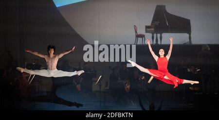 Hamburg, Deutschland. Dezember 2020. Die Tänzer Madoka Sugai und Alexandr Trusch sind während einer Fotoprobe des Stückes "Beethoven-Project II", dem neuen Ballett von John Neumeier an Ludwig van Beethoven an der Hamburgischen Staatsoper, auf der Bühne. Quelle: Daniel Reinhardt/dpa/Alamy Live News Stockfoto