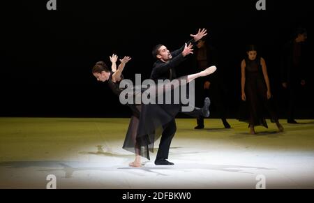 Hamburg, Deutschland. Dezember 2020. Die Tänzer Patricia Friza und Marc Jubete sind auf der Bühne während einer Fotoprobe des Stückes "Beethoven-Projekt II", dem neuen Ballett von John Neumeier an Ludwig van Beethoven an der Hamburgischen Staatsoper. Quelle: Daniel Reinhardt/dpa/Alamy Live News Stockfoto