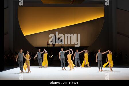 Hamburg, Deutschland. Dezember 2020. Tänzer sind auf der Bühne während einer Fotoprobe des Stückes "Beethoven Project II", dem neuen Ballett von John Neumeier an Ludwig van Beethoven an der Hamburgischen Staatsoper. Quelle: Daniel Reinhardt/dpa/Alamy Live News Stockfoto