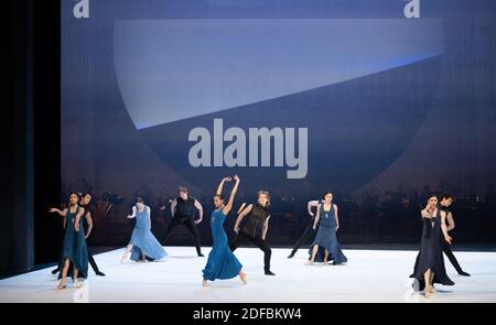 Hamburg, Deutschland. Dezember 2020. Tänzer sind auf der Bühne während einer Fotoprobe des Stückes "Beethoven Project II", dem neuen Ballett von John Neumeier an Ludwig van Beethoven an der Hamburgischen Staatsoper. Quelle: Daniel Reinhardt/dpa/Alamy Live News Stockfoto