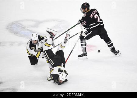 Omaha NE, USA. Dezember 2020 Western Michigan Broncos Forward Ty Glover (27) und Western Michigan Broncos Forward Drew Worrad (13) kollidieren vor Nebraska-Omaha Mavericks Verteidiger Jason Smallidge (2) während eines NCAA D1 Männer Hockey Spiel zwischen der University of Nebraska - Omaha Mavericks und Western Michigan Broncos in Baxter Arena in Omaha NE, Heimat des NCHC ''Hub'', wo die ersten 38 .National Collegiate Hockey Conference Spiele unter sicheren Bedingungen gespielt werden, um vor Covid-19 zu schützen. Omaha gewann 10:2. Foto von Russell Hons/CSM Quelle: CAL Sport Media/Alamy Live News Stockfoto