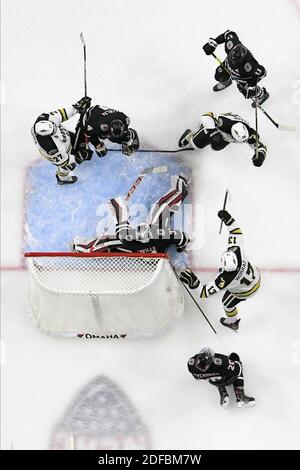 Omaha NE, USA. 3. Dezember 2020 Western Michigan Broncos Verteidiger CŽdric Fiedler (17) und Western Michigan Broncos Vorwärts ETHEN Frank (26) feiern Franks Tor während eines NCAA D1 Herren Hockey Spiel zwischen der University of Nebraska - Omaha Mavericks und Western Michigan Broncos in Baxter Arena in Omaha NE, Heimat des NCHC ''Hub'', wo die ersten 38 .National Collegiate Hockey Conference Spiele unter sicheren Bedingungen gespielt werden, um vor Covid-19 zu schützen. Omaha gewann 10:2. Foto von Russell Hons/CSM Quelle: CAL Sport Media/Alamy Live News Stockfoto