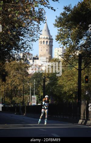 ISTANBUL, TÜRKEI - 08. NOVEMBER 2020: Skater 42. Istanbul Marathon, der zwei Kontinente in einem Rennen umfasst. Stockfoto