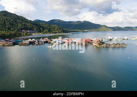 Luftaufnahme des Dorfes Bang Bao in Koh Chang Thailand In einer Bucht von Wasser Stockfoto